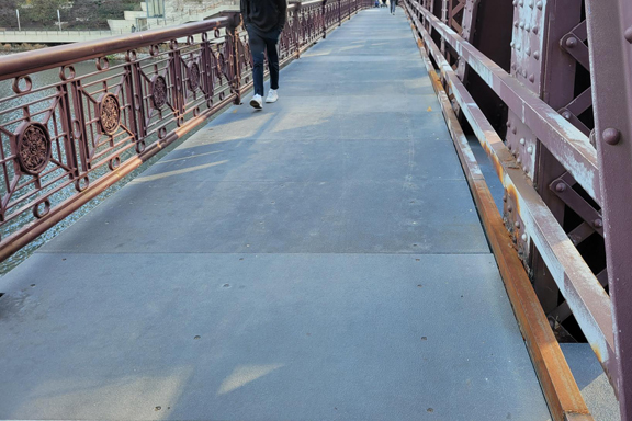Fiberglass floor plates on the Franklin Street Bridge supplied by Direct Metals®, a pultruded fiberglass grating supplier.
